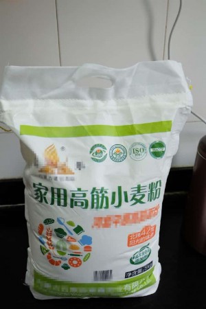 记住这个小口诀，一扯一拉，轻轻松松拆开面粉袋！